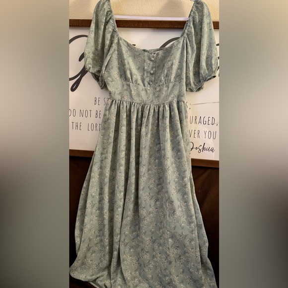 Floral Green flowy cottage dress - Picture 4 of 6